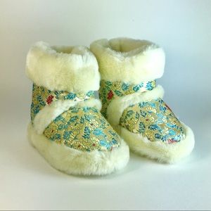Cozy lit’l Winter Baby Booties size 18-24months